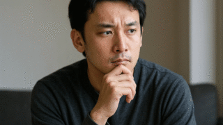 バイアグラについて調べる男性